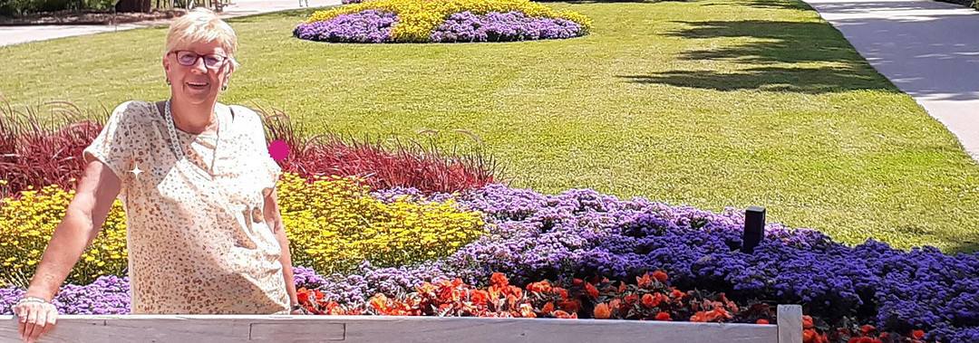 Sabine Lechner steht inmitten einem Meer von Blumen