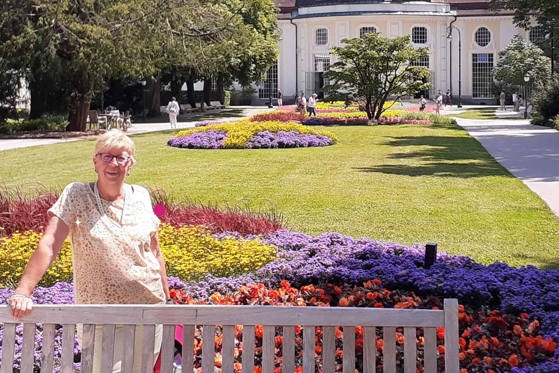 Sabine Lechner steht inmitten einem Meer von Blumen