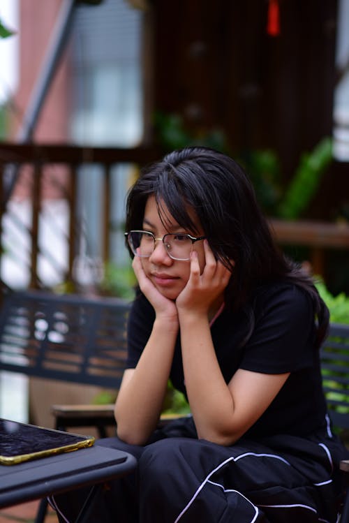 Wartende Frau am Tisch – Untätigkeit erklärt warum sich mein Leben trotz guter Vorsätze nicht verändert