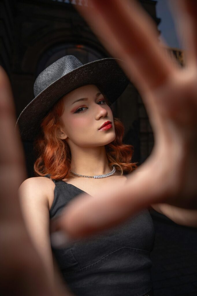 Elegant gekleidete Frau blickt nach oben, umgeben von verschwommenen Händen – Metapher für Ja sagen und Nein meinen