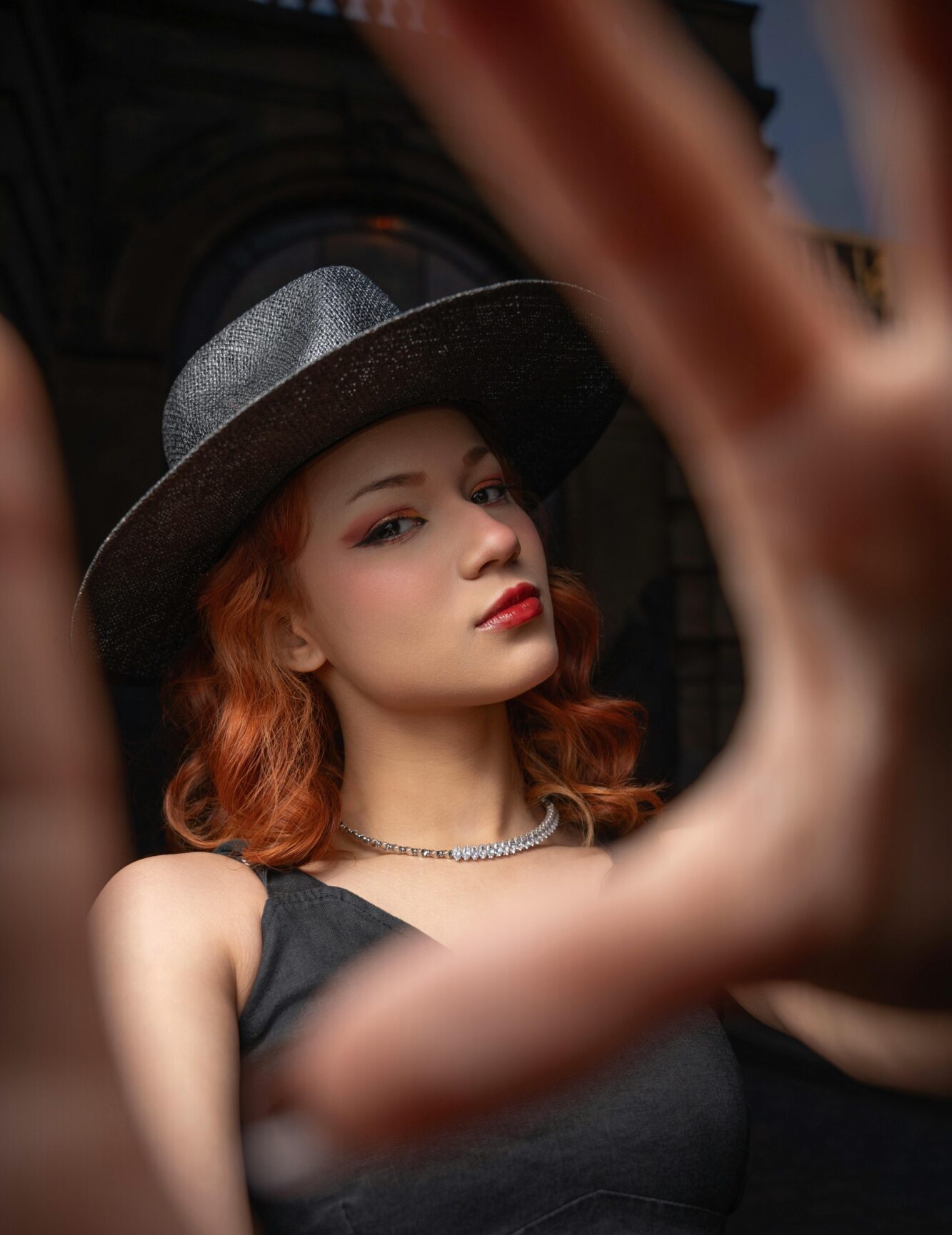 Elegant gekleidete Frau blickt nach oben, umgeben von verschwommenen Händen – Metapher für Ja sagen und Nein meinen