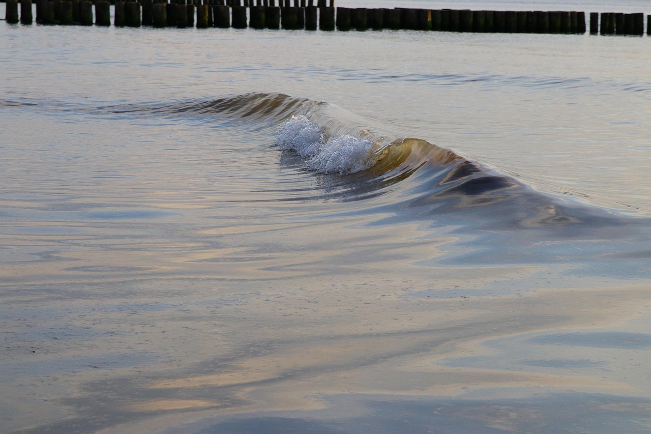 Ruhige Wasseroberfläche mit sanften Wellen