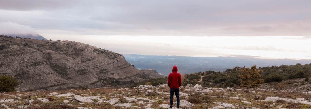 Illustration einer Frau, die sich ruhig aus einer spiralförmigen Struktur herausdreht.