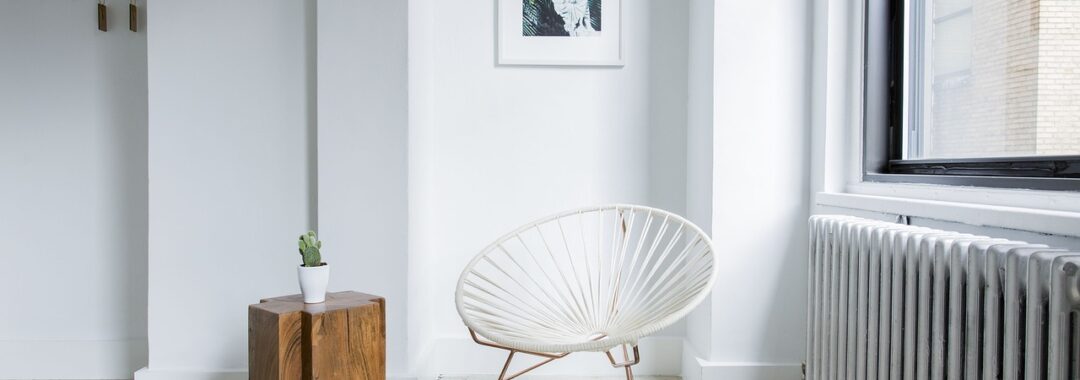 Heller minimalistischer Raum als Sinnbild für einen aufgeräumten Kopf und innere Klarheit.