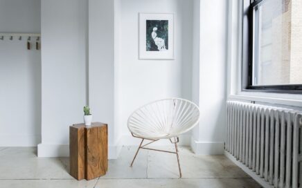 Heller minimalistischer Raum als Sinnbild für einen aufgeräumten Kopf und innere Klarheit.