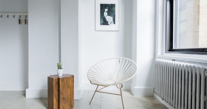 Heller minimalistischer Raum als Sinnbild für einen aufgeräumten Kopf und innere Klarheit.