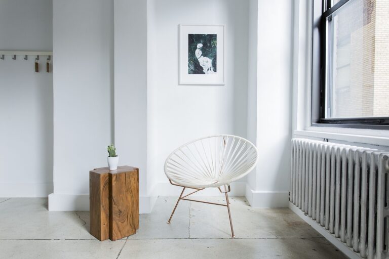 Heller minimalistischer Raum als Sinnbild für einen aufgeräumten Kopf und innere Klarheit.