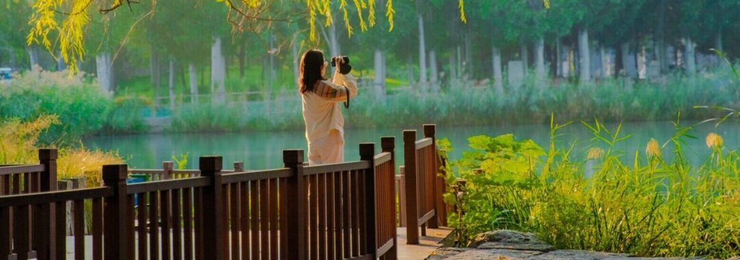 Frau am See, die zur Ruhe kommt und ihre Emotionen versteht.
