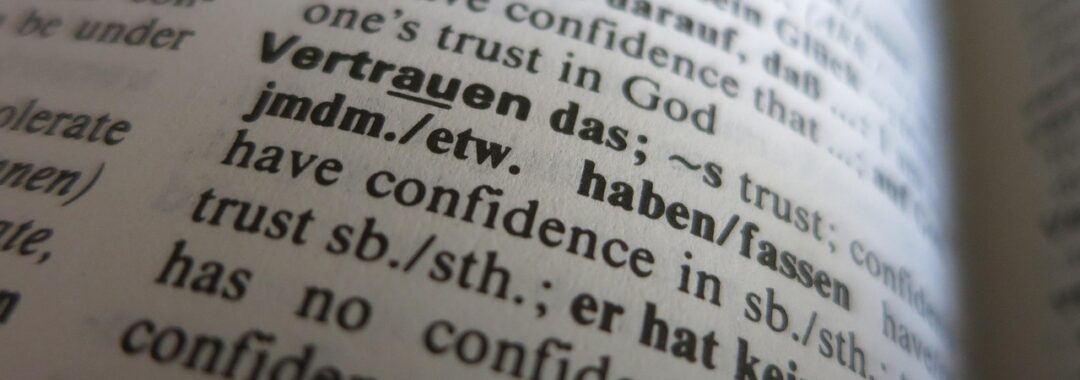 Aufgeschlagenes Wörterbuch – ein Sinnbild dafür, was wirklich in unseren Wörtern steckt.