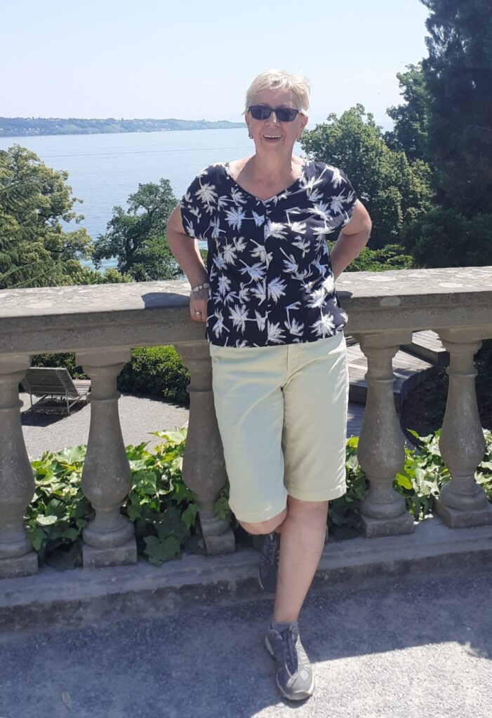 Sabine Lechner auf einer Terrasse mit Blick auf den Bodensee