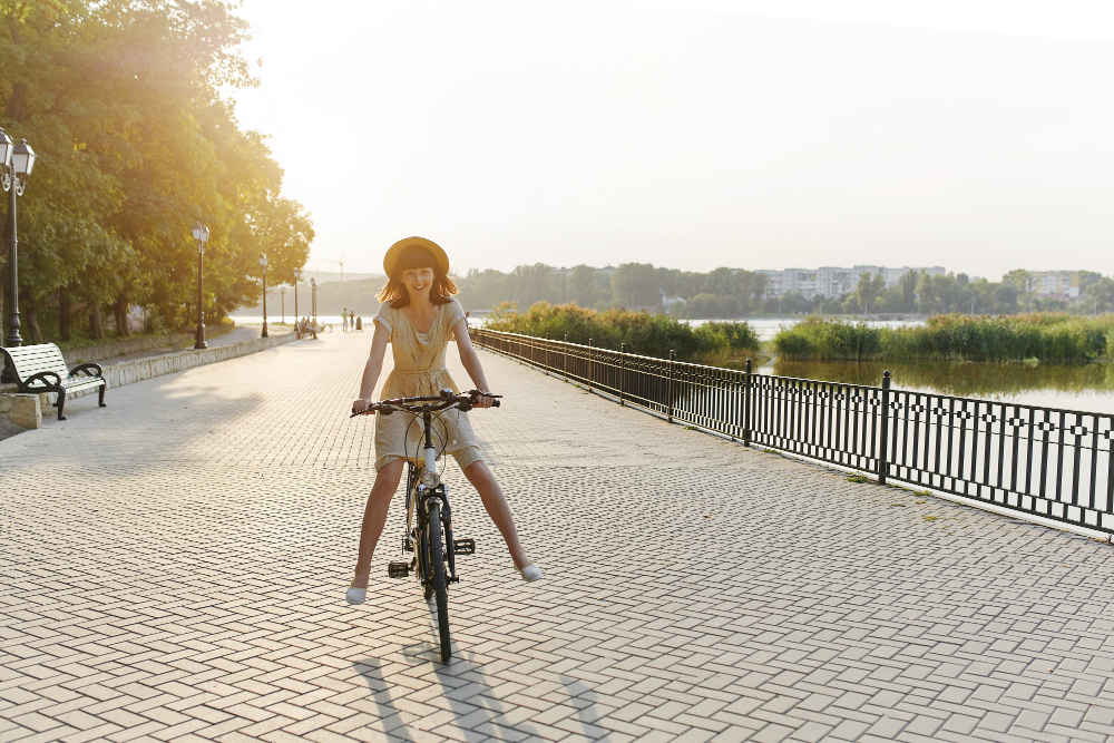 junge-frau-gegen-naturhintergrund-mit-fahrrad