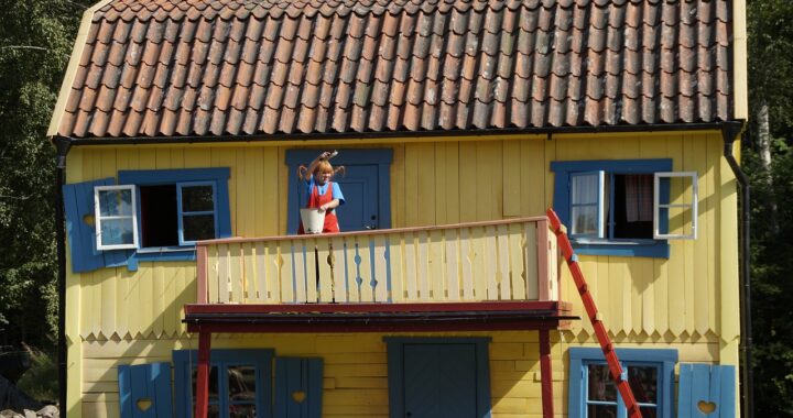 Pippi Langstrumpf steht auf dem Balkon der Villa Kunterbunt
